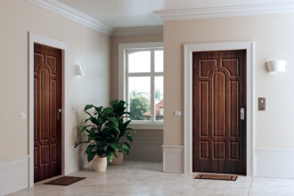 entrée d'une maison avec porte blindée