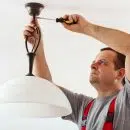 Comment installer des luminaires au plafond
