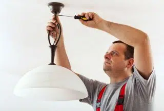 Comment installer des luminaires au plafond