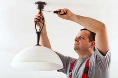 Comment installer des luminaires au plafond