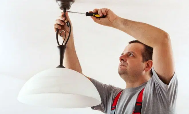 Comment installer des luminaires au plafond