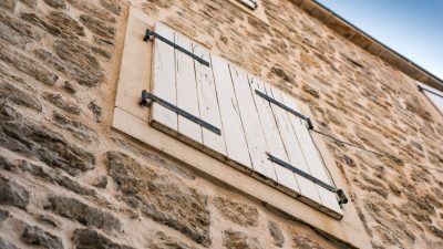 Comment choisir un professionnel pour un ravalement de façade imitation pierre ?