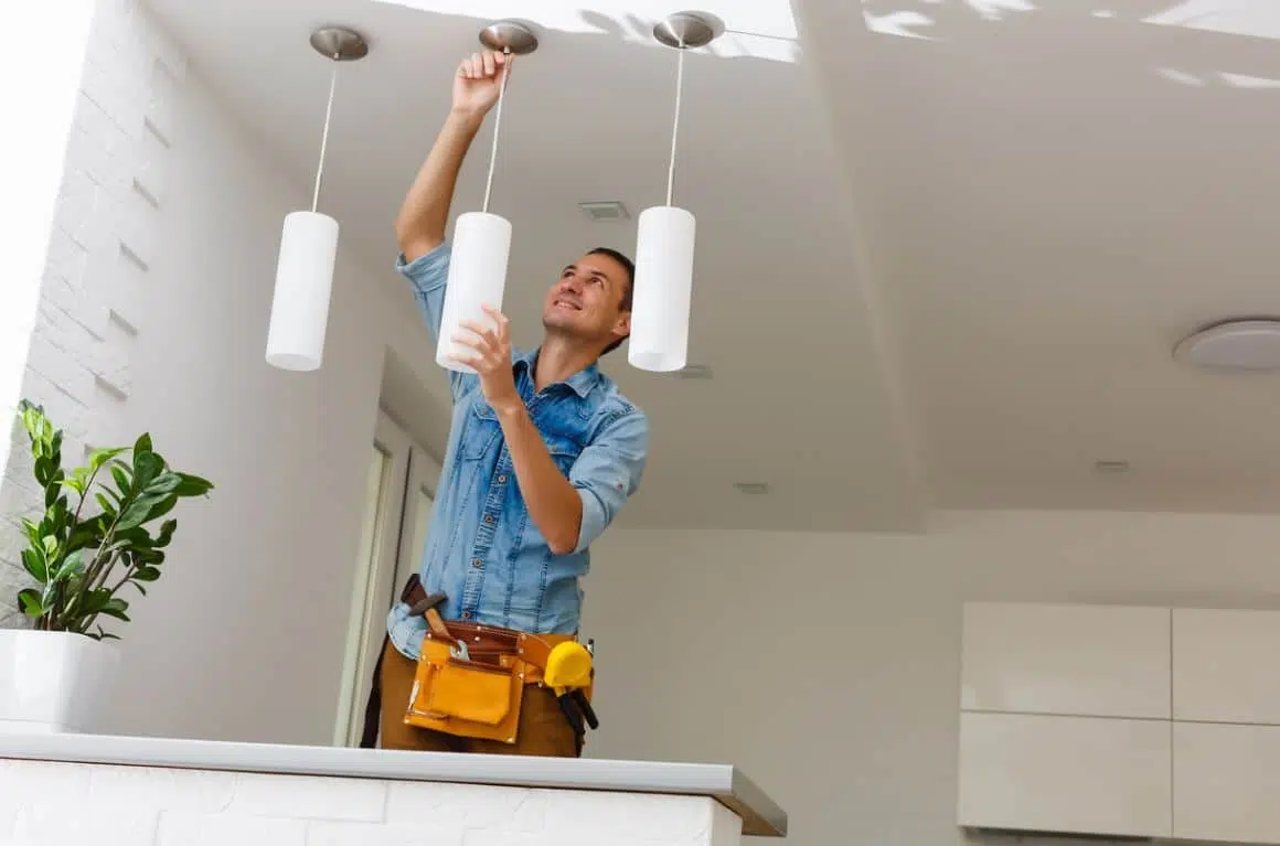 installer des luminaires au plafond