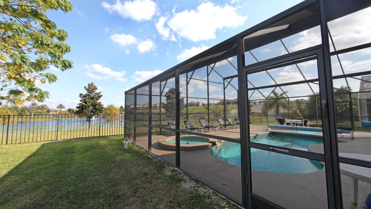 Les atouts de l'abri de piscine sur mesure
