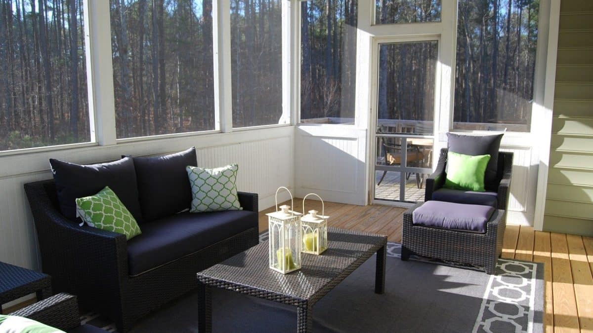 Les multiples avantages d'avoir des stores et volets roulants dans sa véranda