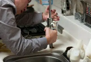 Problèmes de canalisation : pourquoi contacter un plombier professionnel ?
